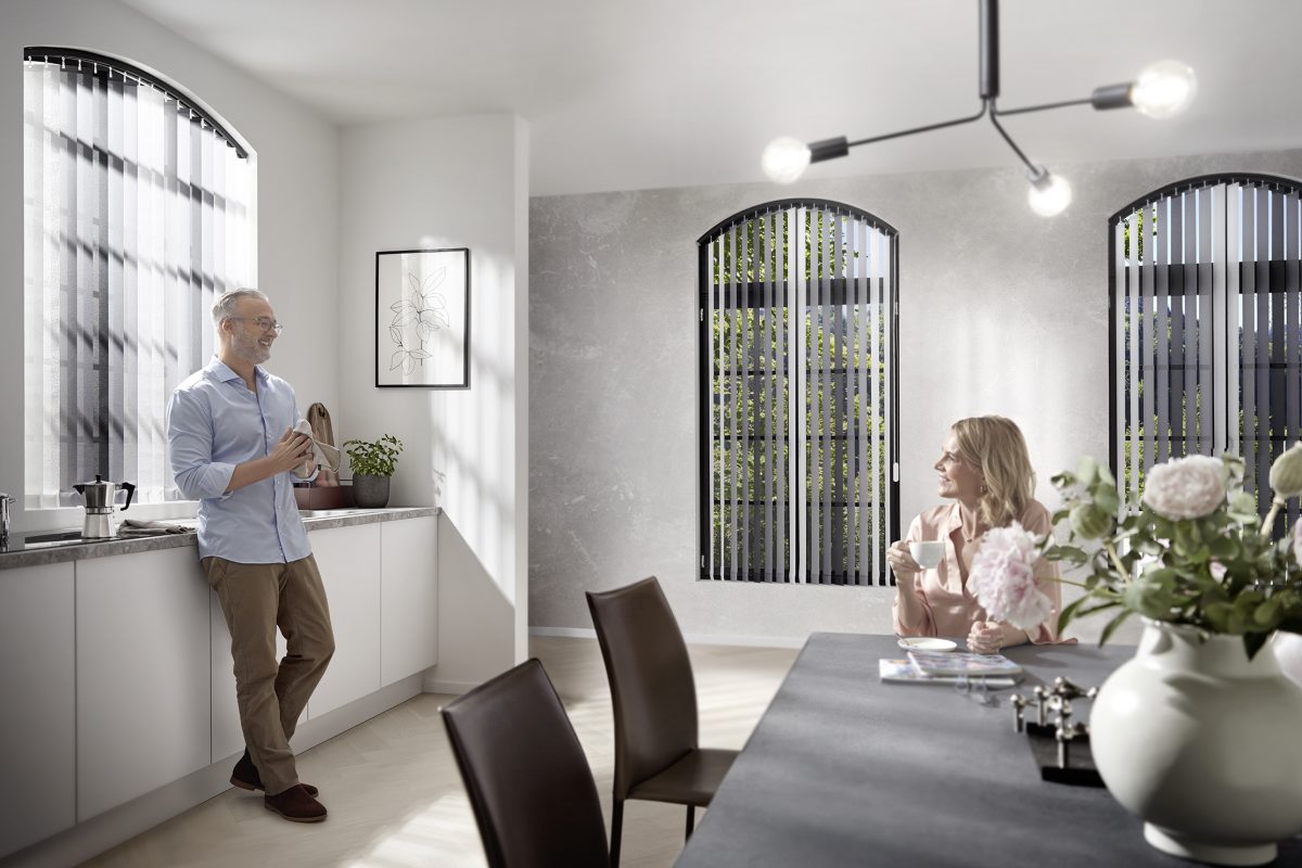 kadeco_lamellenvorhang_kueche_bogen_farbwechsel_grau_weiss_web